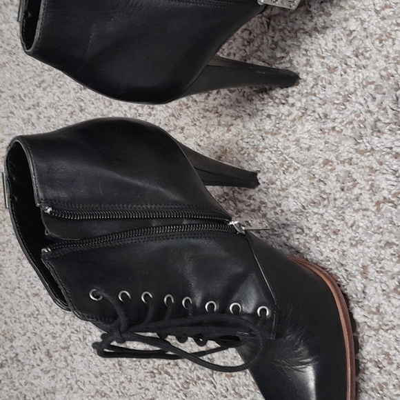 Calvin Klein heeled boot size 7M - Picture 3 of 9